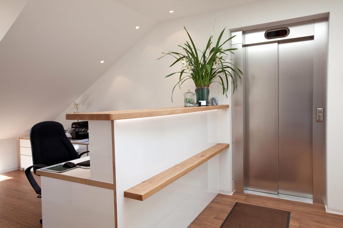 Innenausbau einer Arztpraxis in Freiburg: Empfangsbereich