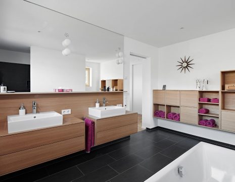 Waschtische und Regalsystem in Badezimmer