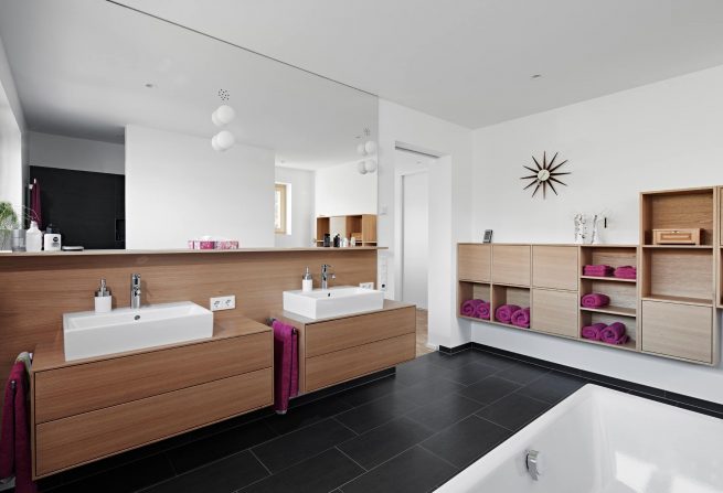 Waschtische und Regalsystem in Badezimmer