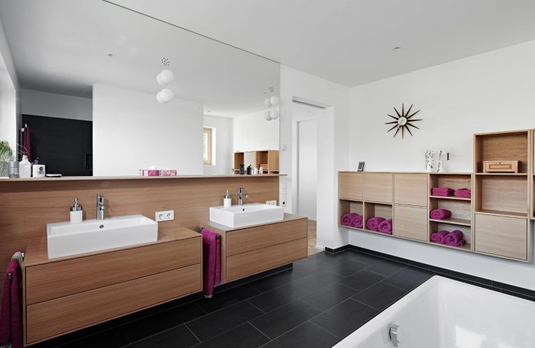 Waschtische und Regalsystem in Badezimmer