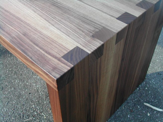 Sitzbank aus Nussbaumholz