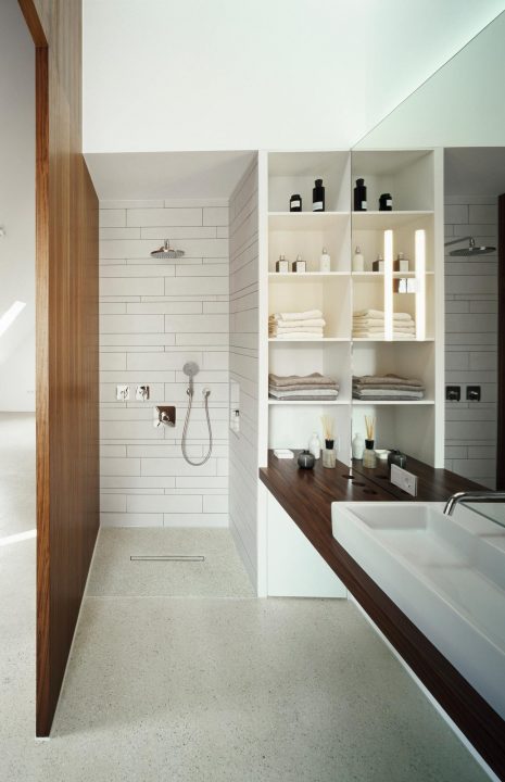 Innenausbau eines Hauses: Badezimmer mit Waschtisch und bodenebener Dusche