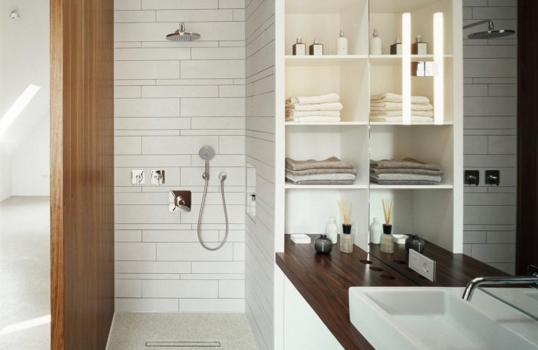 Innenausbau eines Hauses: Badezimmer mit Waschtisch und bodenebener Dusche