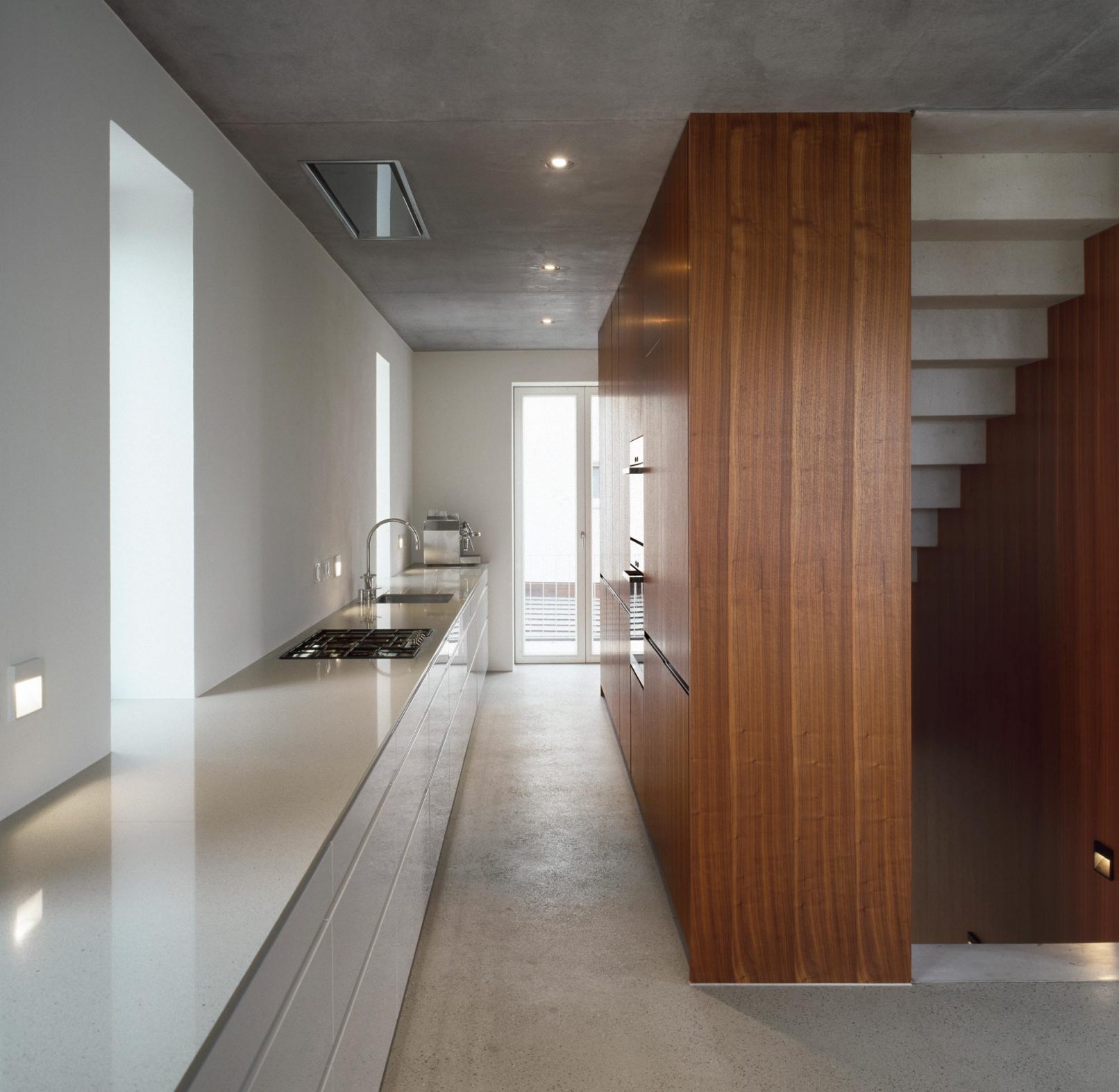 Innenausbau Haus: Küchenzeile und Treppenhaus