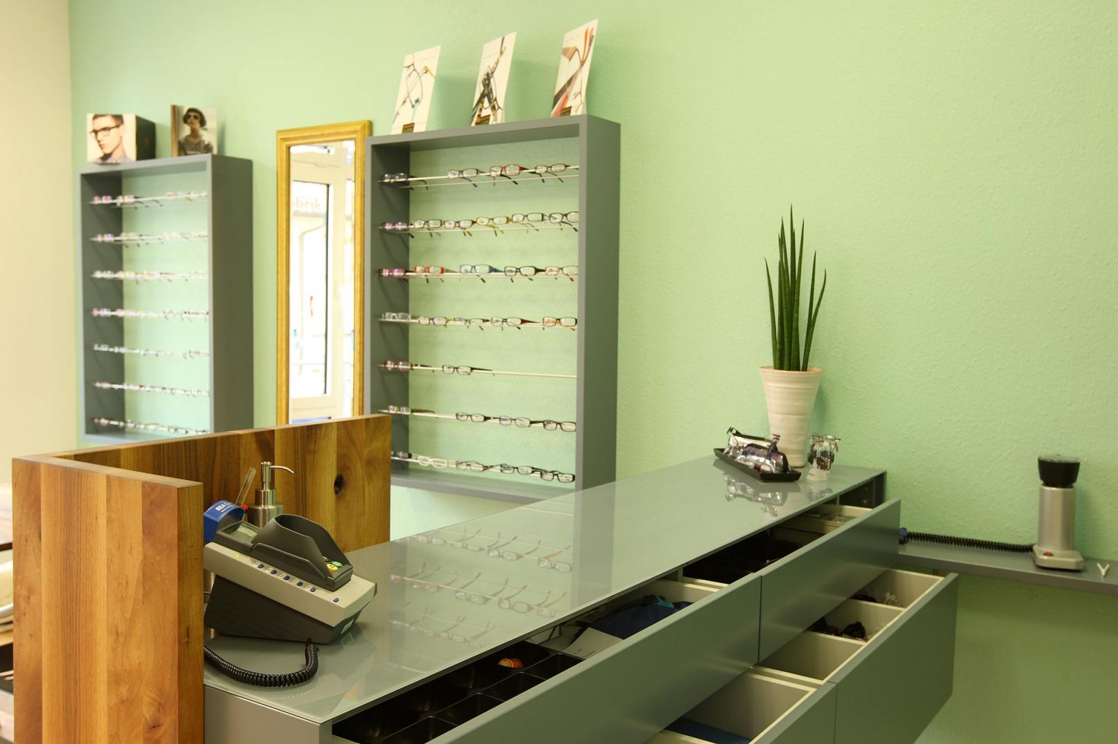 Innenausbau Einzelhandel: Optiker in Freiburg – Theke