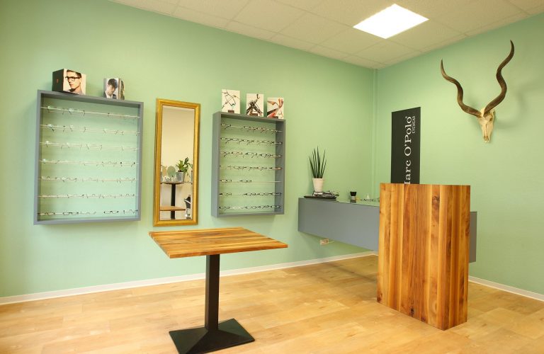 Innenausbau Einzelhandel: Optiker in Freiburg mit Schaukästen