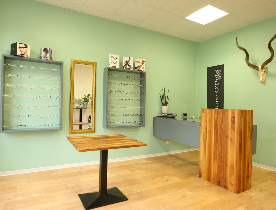 Innenausbau Einzelhandel: Optiker in Freiburg mit Schaukästen