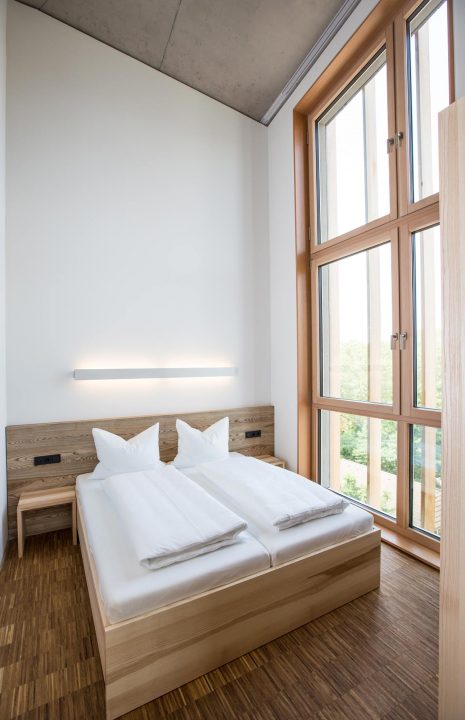 Innenausbau Doppelzimmer mit Doppelbett in Hotel in Freiburg