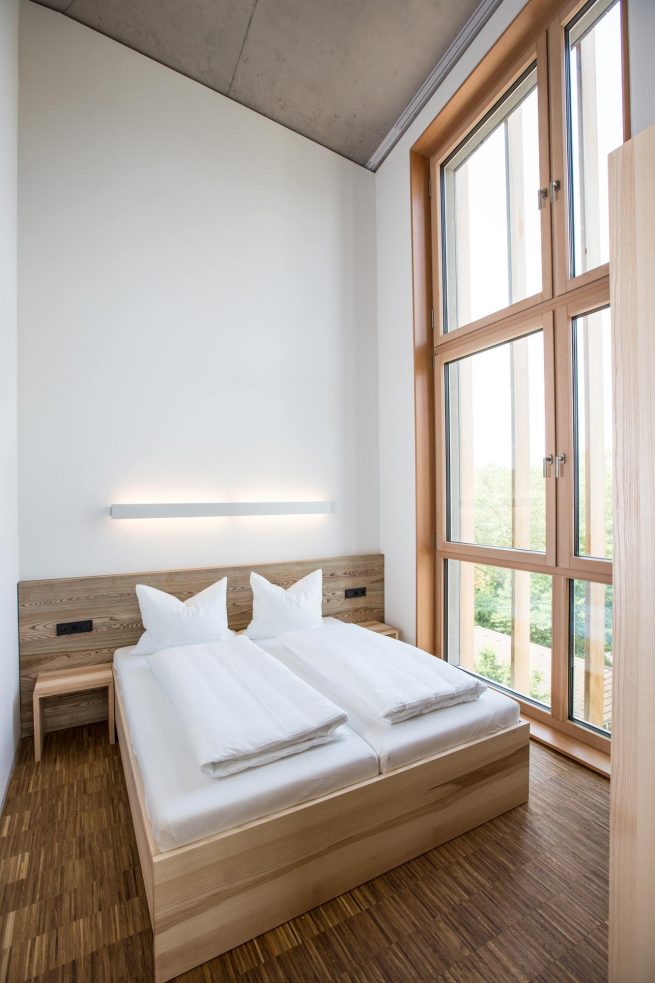 Innenausbau Doppelzimmer mit Doppelbett in Hotel in Freiburg