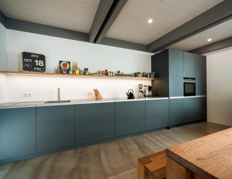 Küche mit langer Küchenzeile und Regal