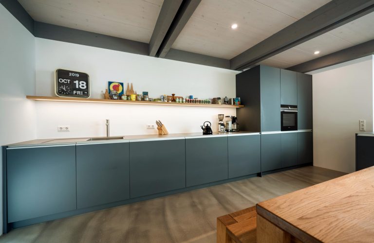 Küche mit langer Küchenzeile und Regal