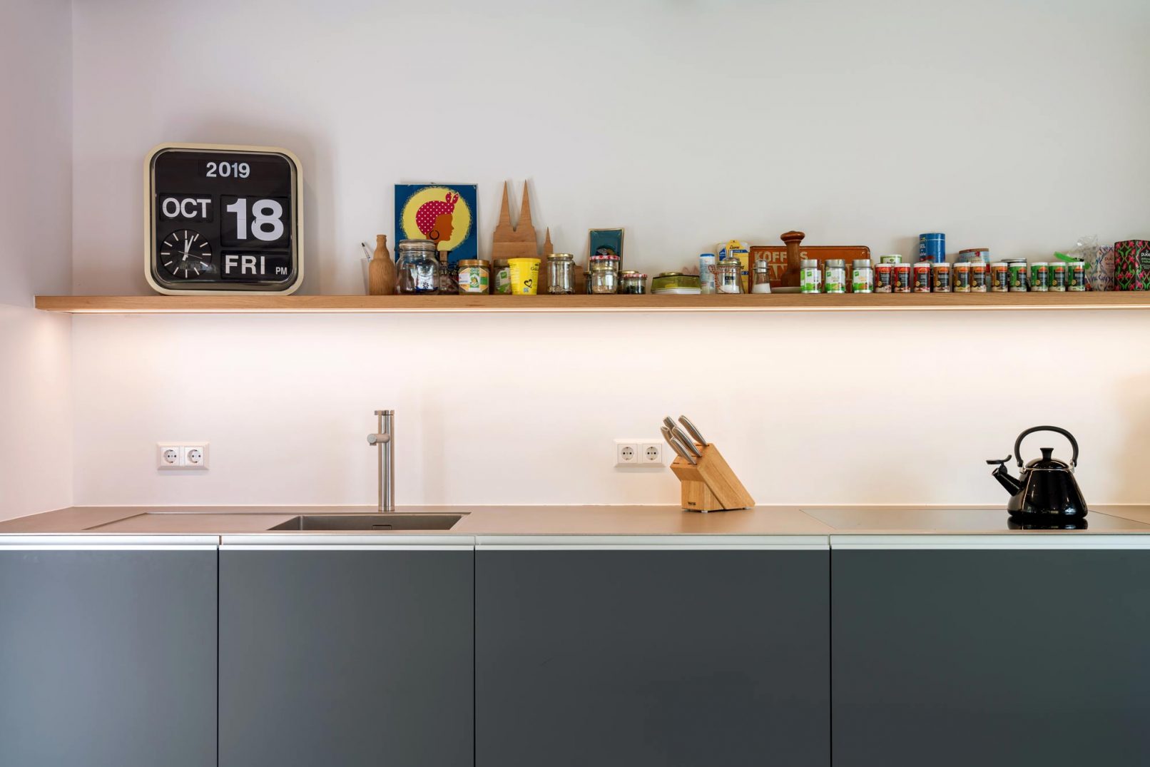 Küchenfront in Anthrazit, grifflos und Küchenregal