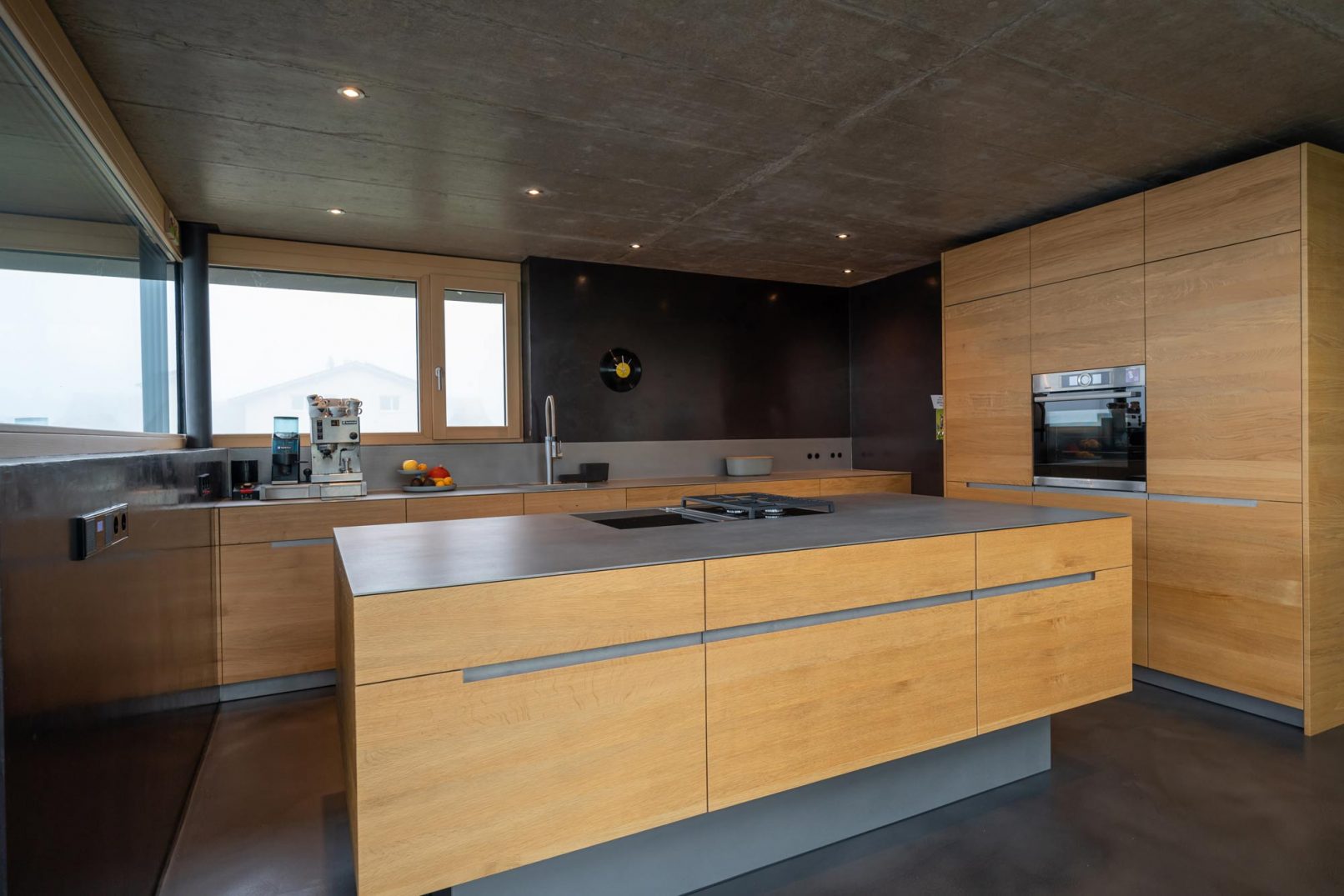 Küche mit Herdelement in der Mitte