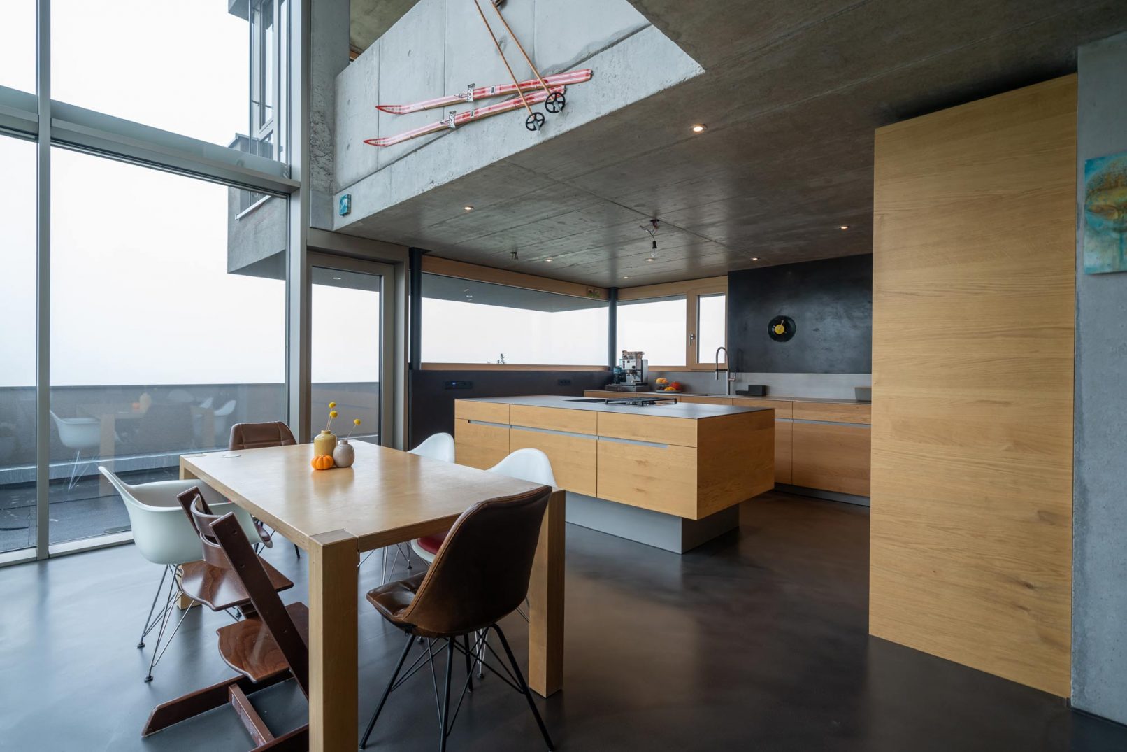 Esstisch in Küche mit Herdelement der Mitte