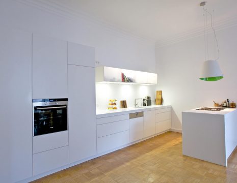 Weise Küchenfront und Kochfeld in der Raummitte