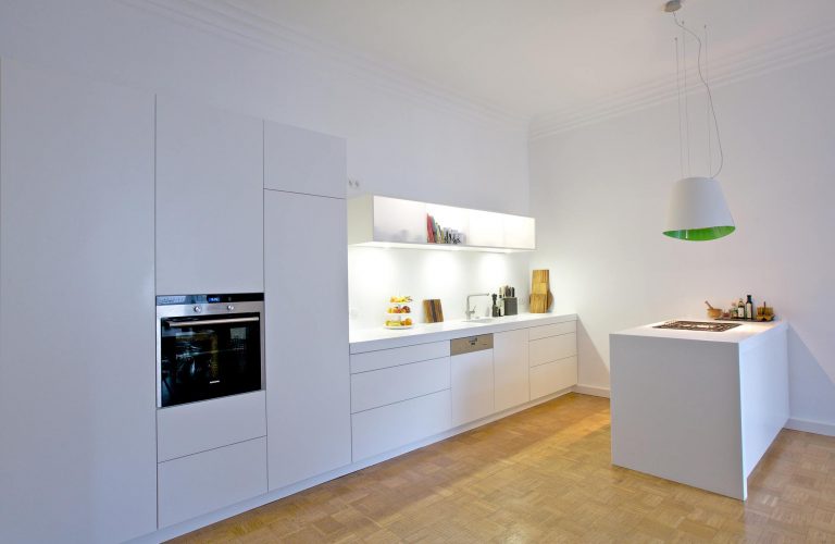 Weise Küchenfront und Kochfeld in der Raummitte