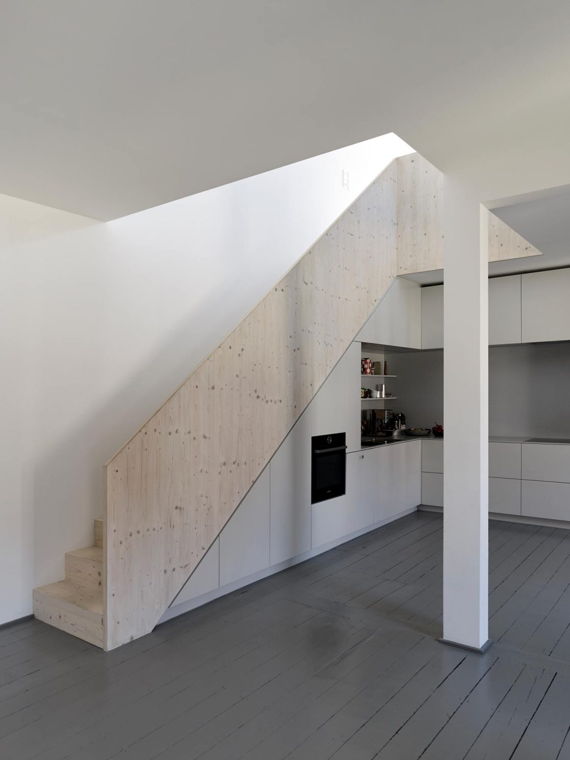 Weiße Küche unter Treppe