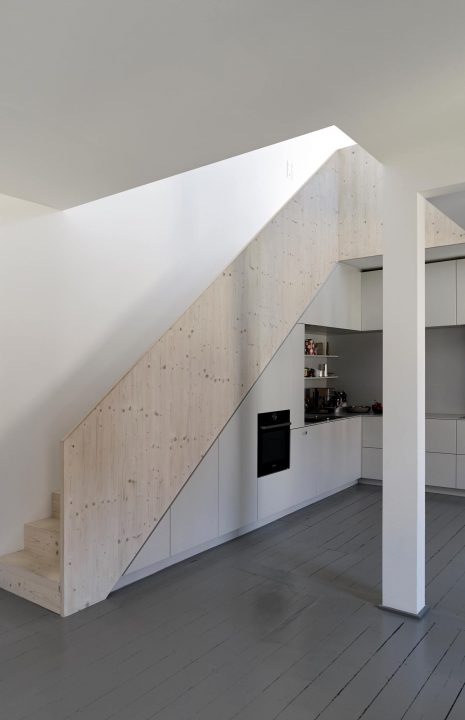 Weiße Küche unter Treppe