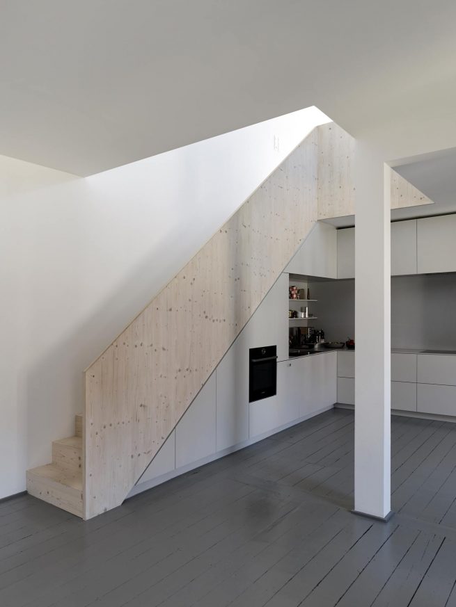 Weiße Küche unter Treppe