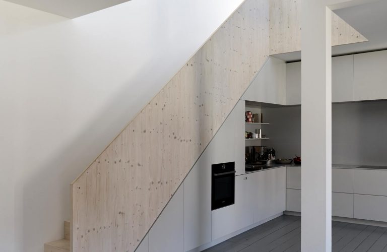 Weiße Küche unter Treppe