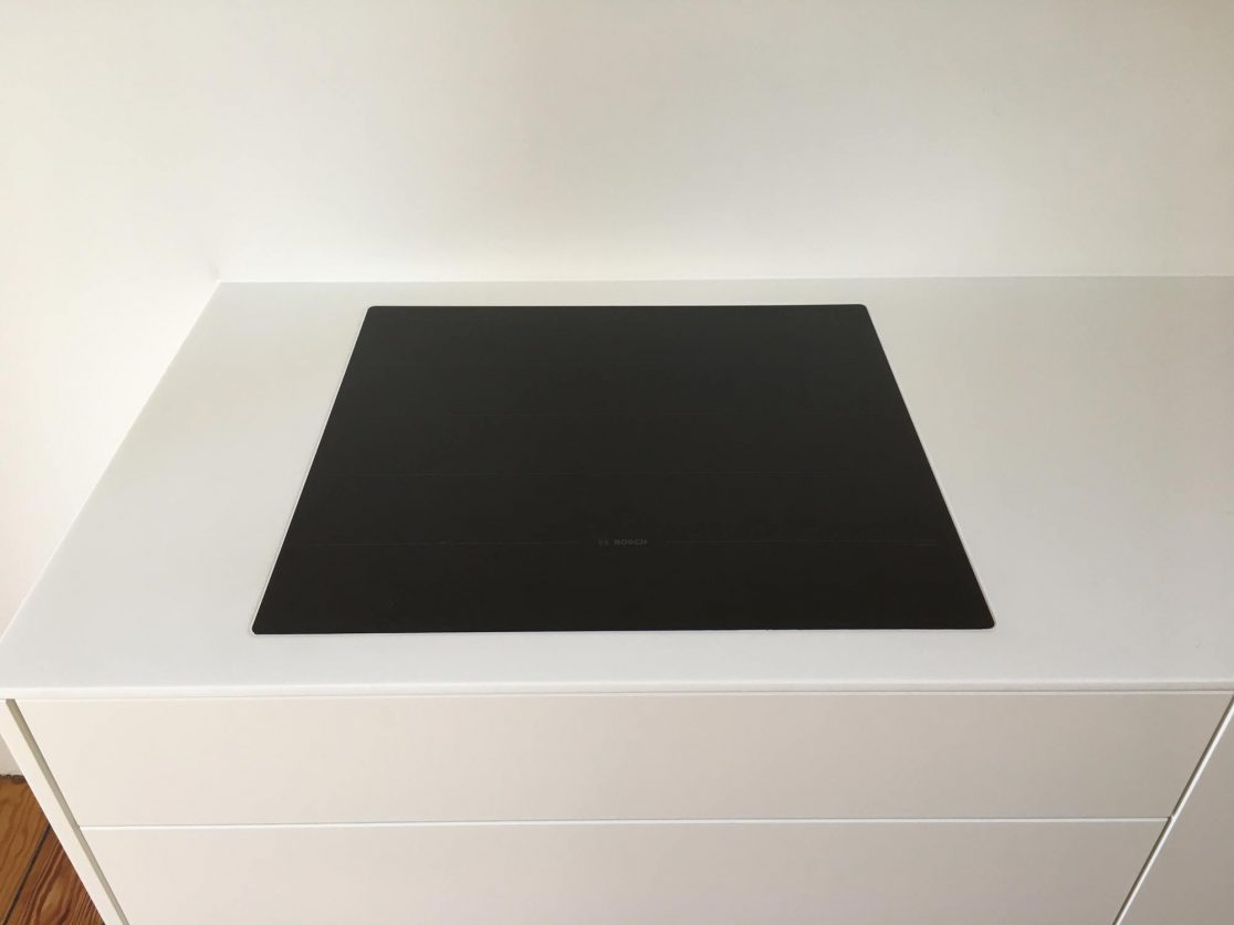 schwarzes Bosch-Cerankochfeld in komplett weißer Küche in Freiburg