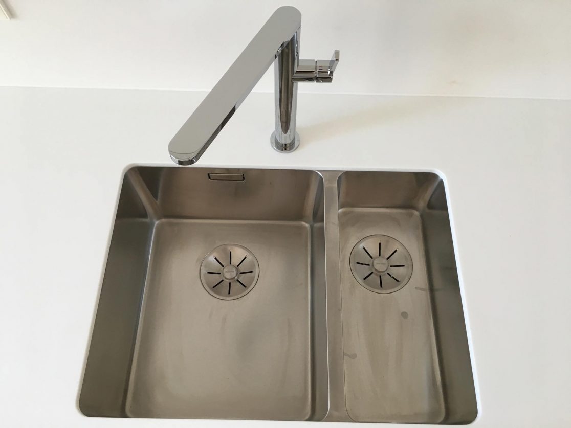 Detailansicht Spüle in einer Freiburger Küche in weißer Küchenfront