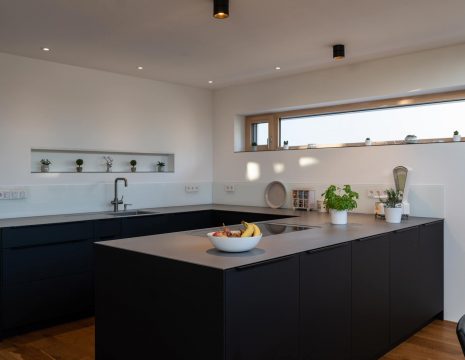 schwarzes Küchenelement mit grauer Oberfläche unterhalb Fenster in Freiburg