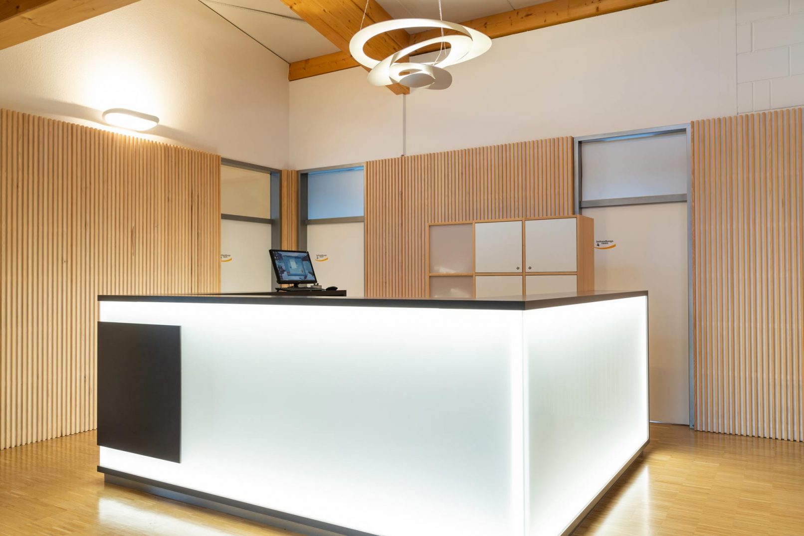 Innenausbau des Empfangsbereichs einer Praxis für Physiotherapie