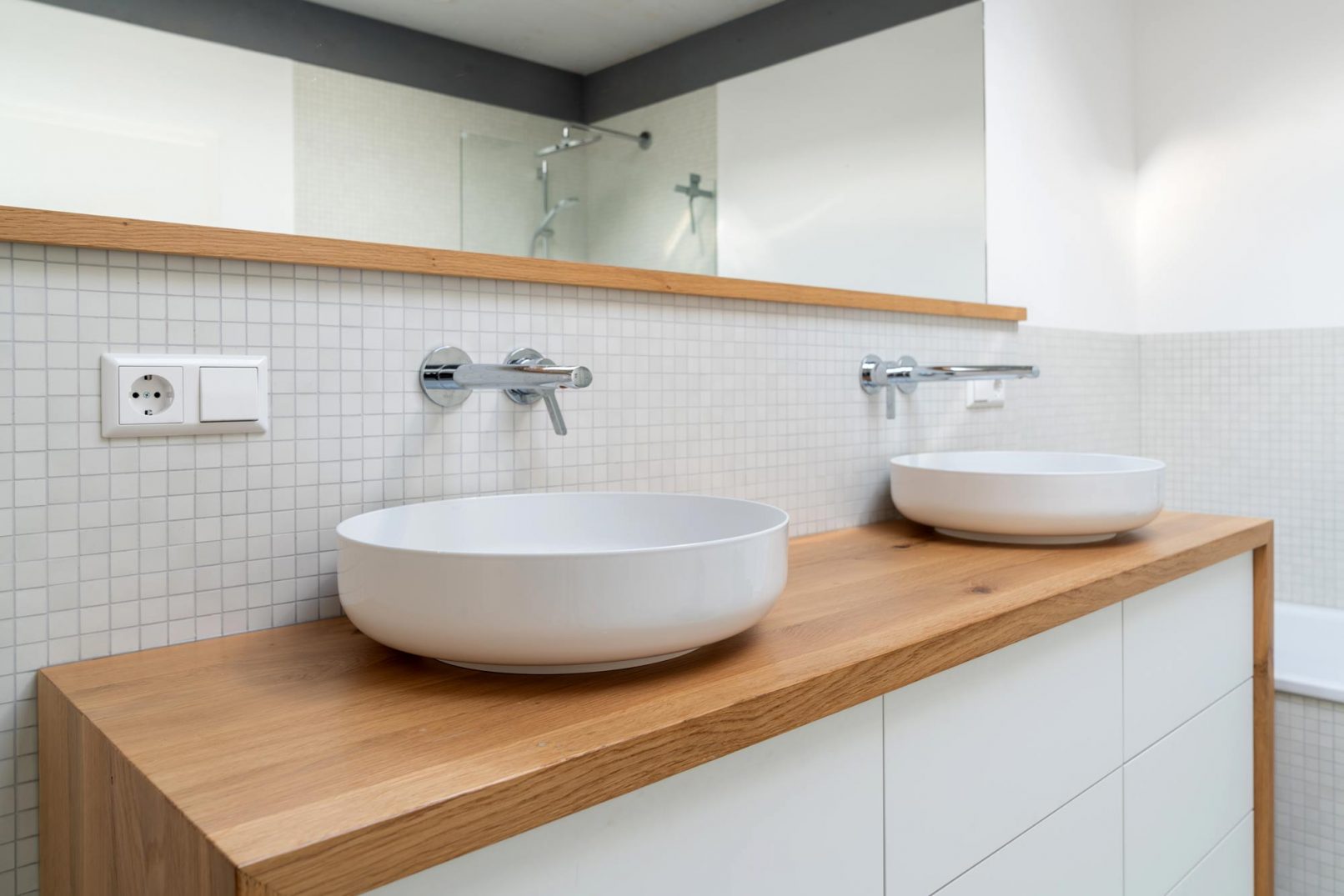 Waschtisch mit 2 Waschbecken in Badezimmer